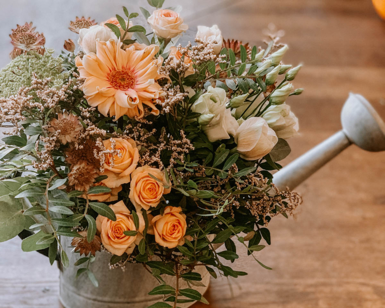arrosoir plein de fleurs fraîches